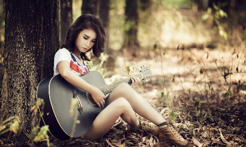  Девушка с гитарой