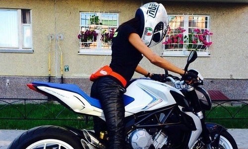  Девушка на мотоцикле