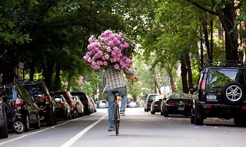  Мужчина с букетом цветов