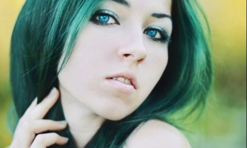  Девушка с зелеными волосами