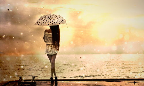 Девушка на берегу под зонтом, волосы до копчика