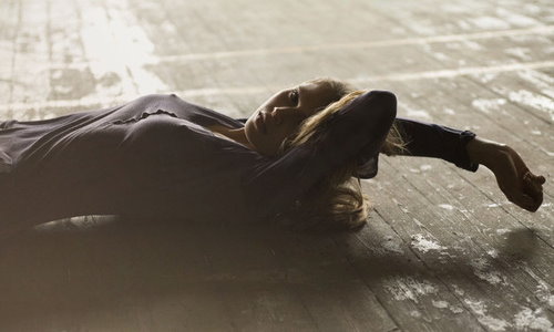 Девушка лежит на полу