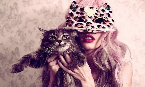 дівчина в масці кішки з котом в руках ідеї для фотосесії
