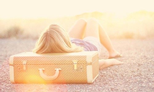 зефирное фото девушка лежит на чемодане