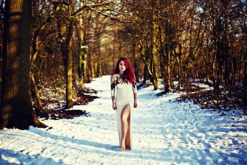 Голая девушка зимой на улице