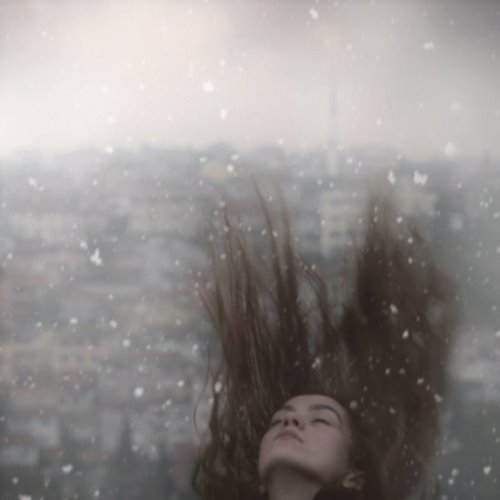 Девушка трусит волосами под снегом