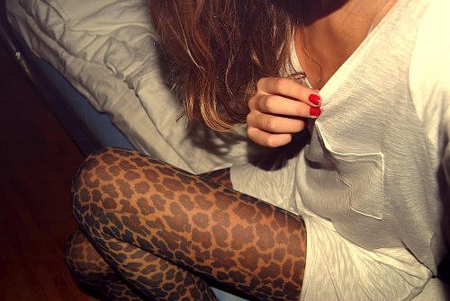 Девушка в леопардовых лосинах и белой футболке