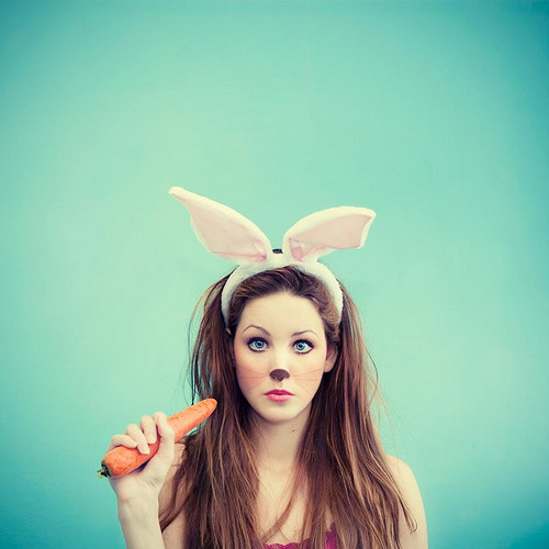 Девушка в костюме кролика с морковкой