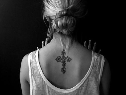 Чернобелое фото блондинки с татуировкой крест на спине