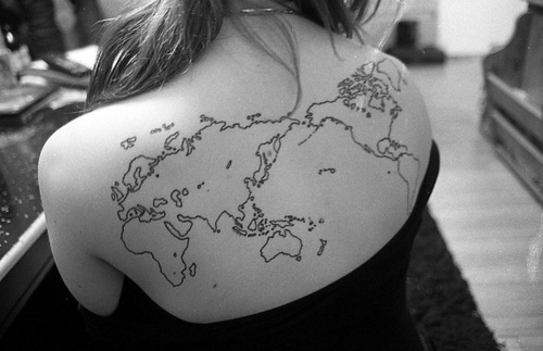 У девушки на спине географическая карта мира