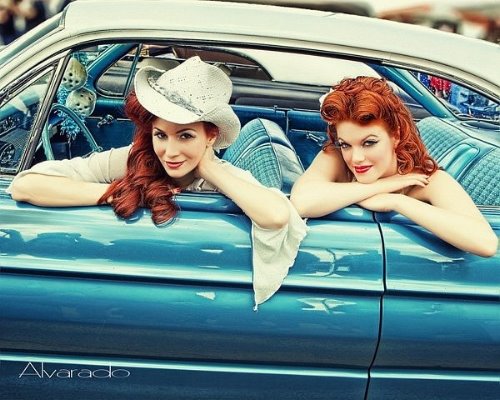 две рыжие красавицы в голубом авто