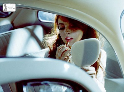 девушка красит губы помадой в автомобиле
