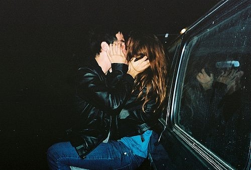 страстные поцелуи упираясь в машину