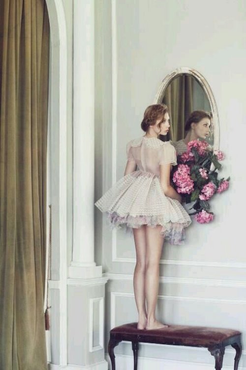 девушка спиной перед зеркалом с букетом цветов