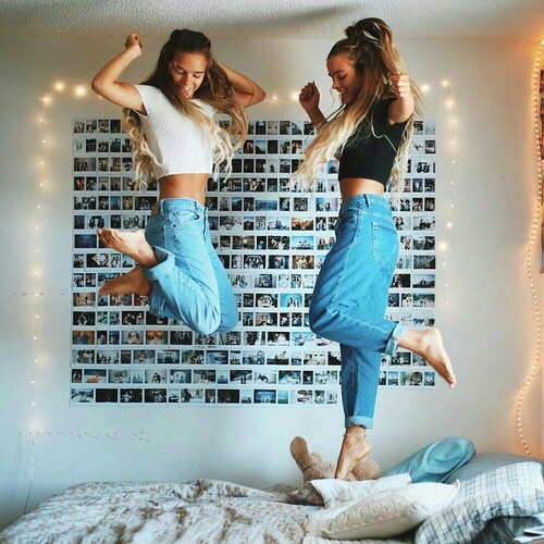 домашнее фото двух подружек прыгающих на кровати