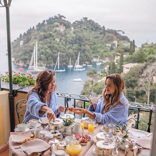 две подружки завтракают на балконе идеи домашней фотосессии