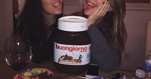 две девушки собрались лакомиться Nutella и показывают язычки