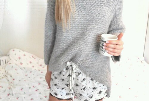 девушка в шортиках от пижамы и тёплом свитере
