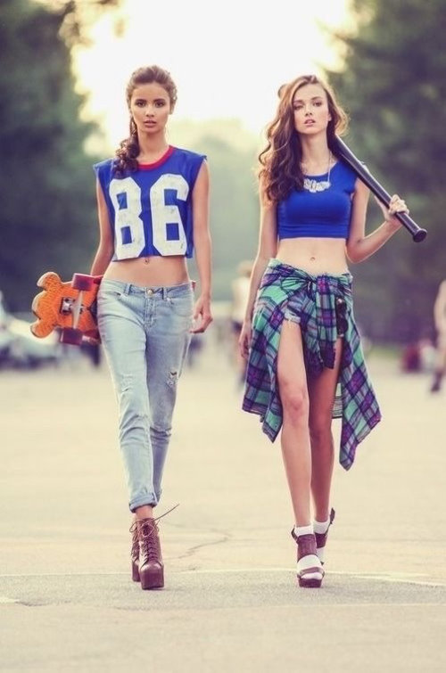 две модные девушки подростки с битой и скейтом