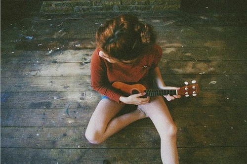 девушка сидит на полу с укулеле снизу вид сверху