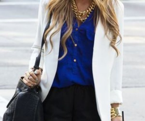 блондинка в белом пиджаке на синюю блузу