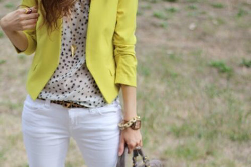 девушка в желтом пиджаке в белых брюках