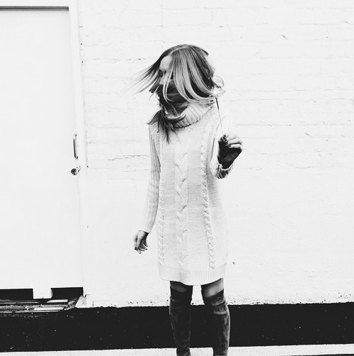 девушка кружится в вязаном платье черно белое фото