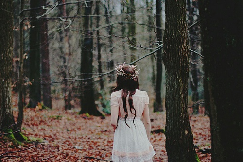 девушка в белом платье со спины вдалеке без лица в лесу осенью