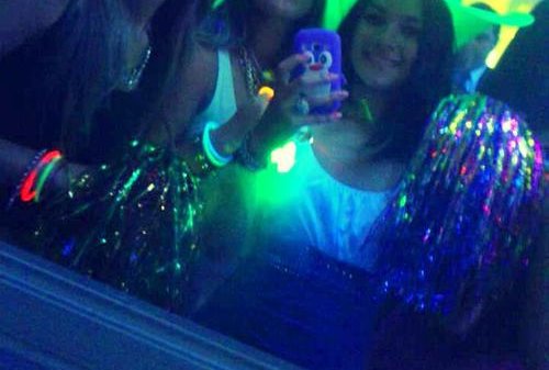 три девушки в ночном клубе с неоновыми браслетами