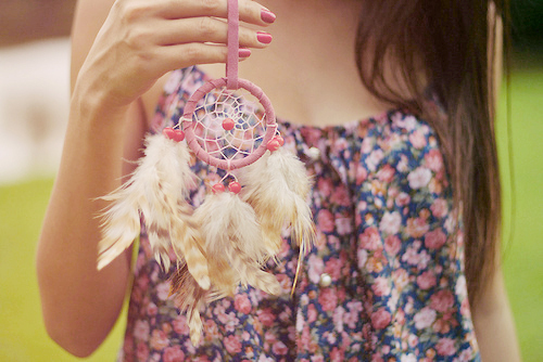 девушка в цветочном сарафане с маленьким розовым ловцом снов