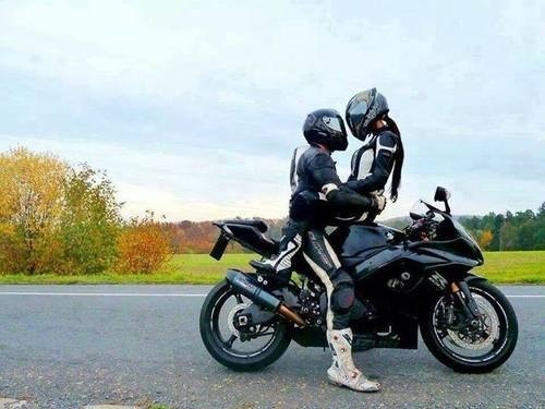 влюбленные на мотоцикле без лица