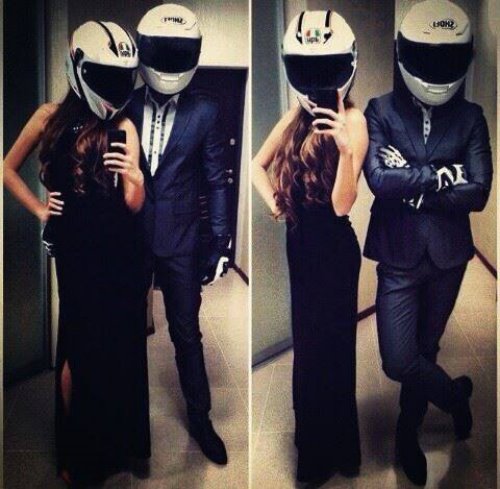 парень и девушка парадно одеты в мотоциклетных шлемах