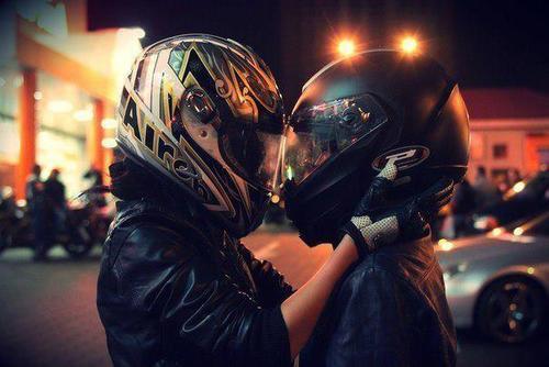 парень и девушка в мотошлемах ночью в городе