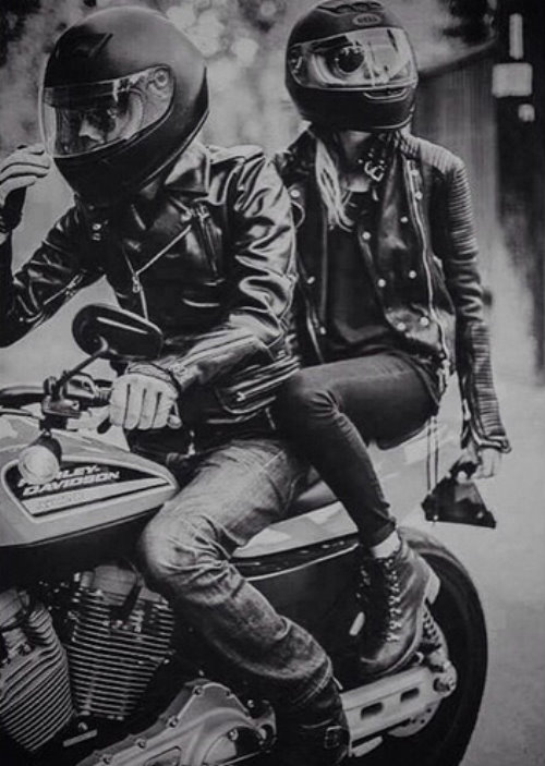 парень катает девушку на мотоцикле