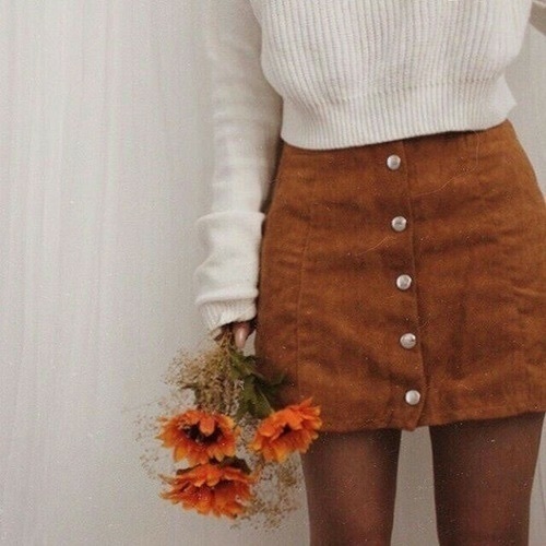 девушка с цветами в миниюбке и свитере