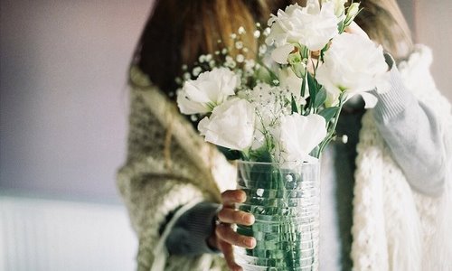 девушка с прозрачной вазой с белыми цветами без лица