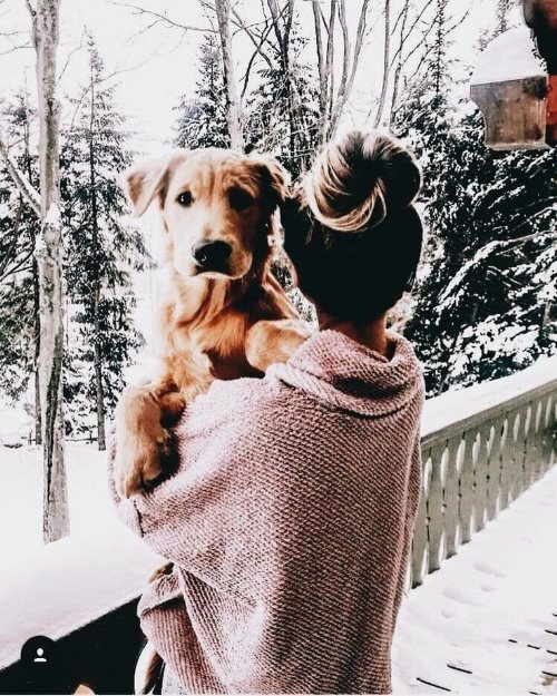девушка с собакой на руках без лица зимой на балконе