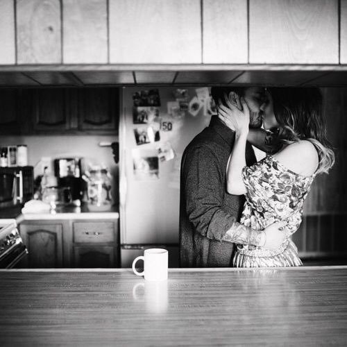 влюбленные тайком целуются на кухне