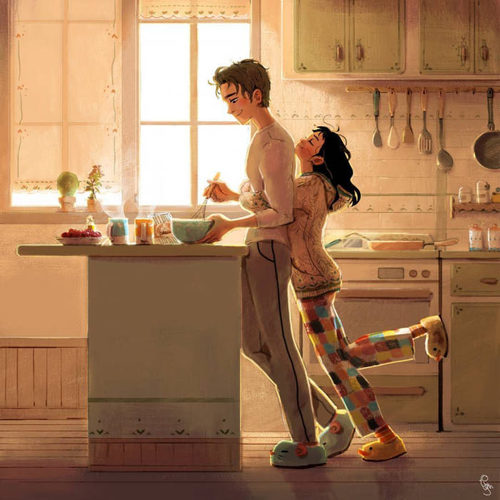 парень готовит завтрак, а девушка обнимает его со спины на кухне