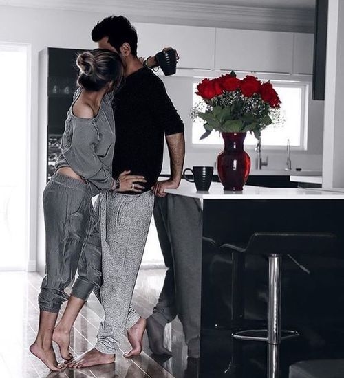 влюбленные парень и девушка на кухне в пижамах