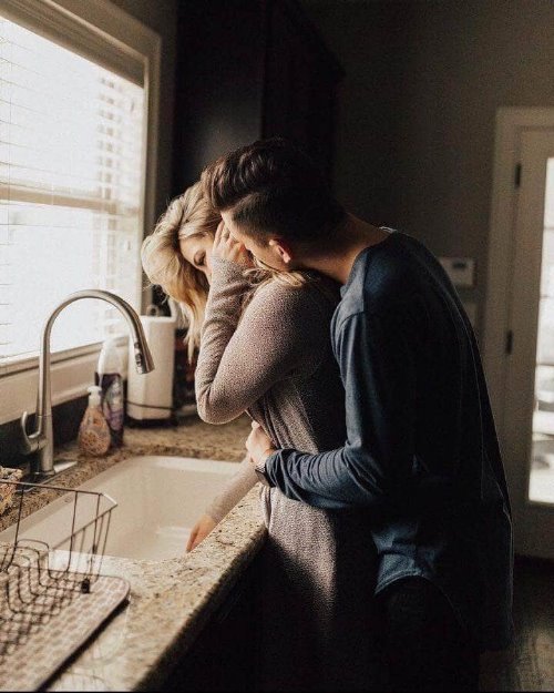 парень с девушкой обнимаются на кухне