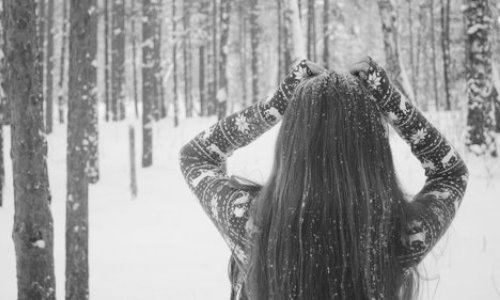 черно белое сказочное зимнее фото брюнетки без лица в лесу