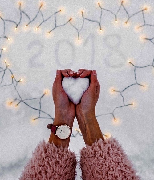 сердечко из снега в руках хрупкой девушки 2018