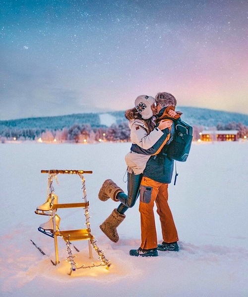 очень красивое фото влюбленных зимой на фоне звездного неба