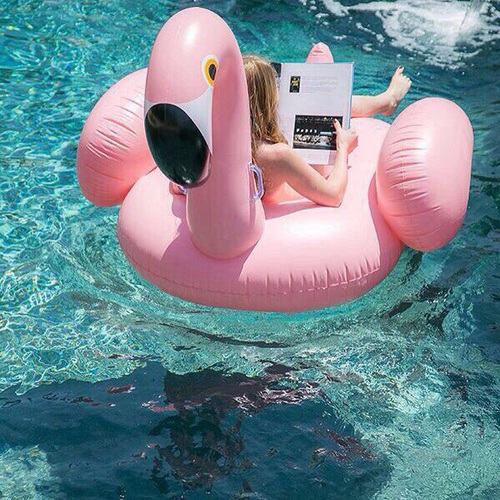 девушка плавает на надувном матрасе фламинго