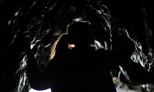 силуэт девушки в пещере не видно лица и темно