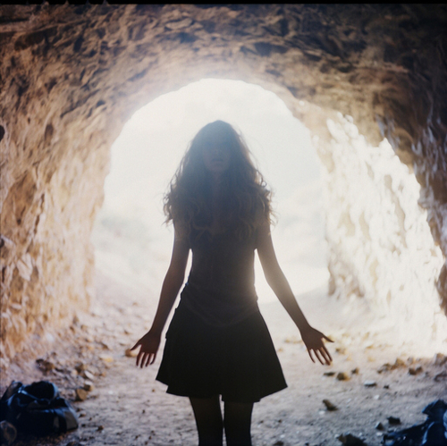 девушка в пещере