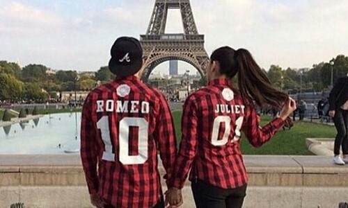 влюбленная пара со спины без лица на фоне Эйфелевой башни в клетчатых рубашках Romeo Juliet