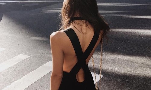 девушка в черном платье со спины на пешеходном переходе