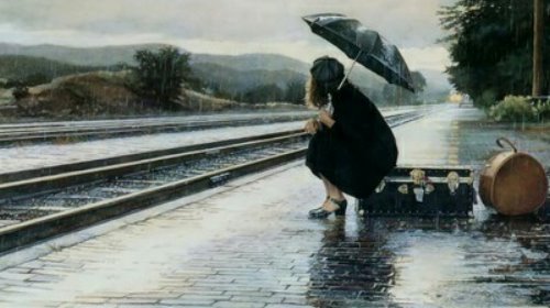девушка на перроне сидит на чемодане под дождем